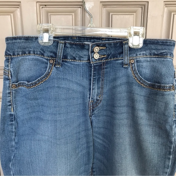 Levi's Jeans Two Button Front MidRise Sz31/32 MidWash Very Good Condition - Picture 2 of 8